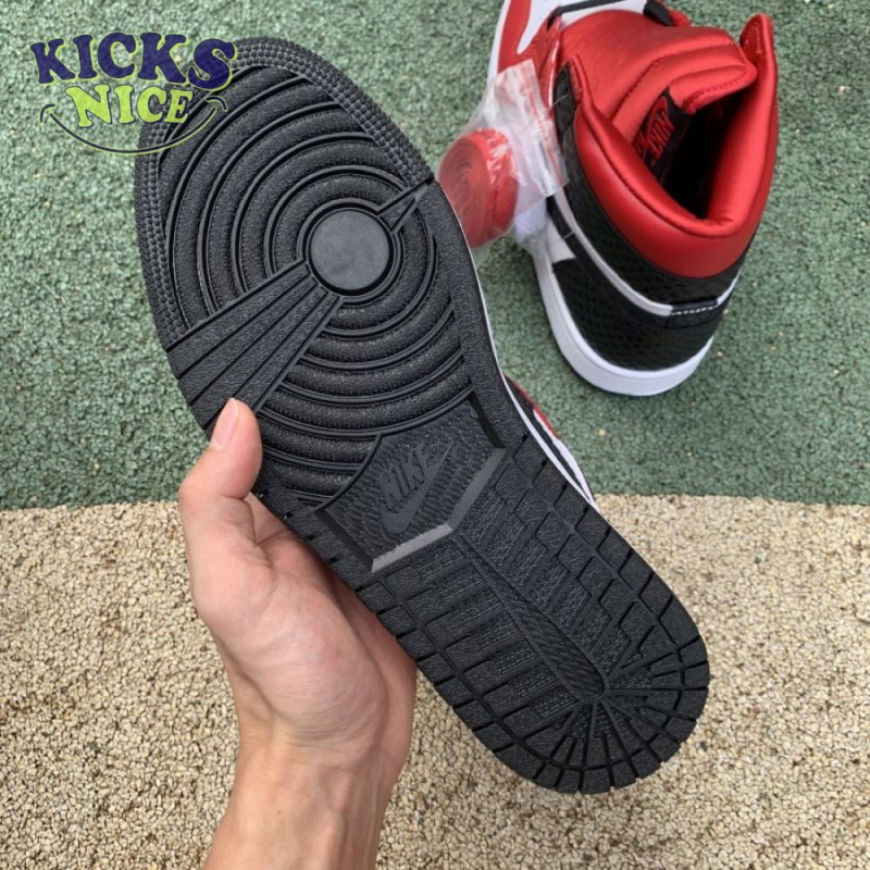 Jordan 1 Retro High Satin Snake Chicago Size 36-46 Jordan 1 Retro High Satin Snake Chicago Size 36-46