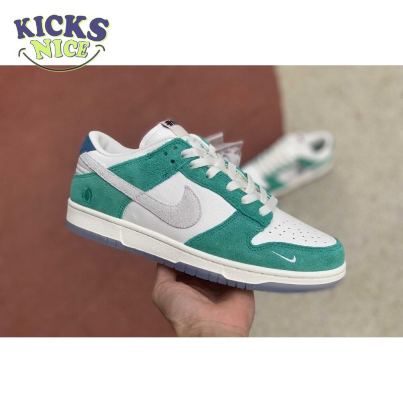 Kasina x Dunk Low 'Road Sign' Size 36-46 Kasina x Dunk Low 'Road Sign' Size 36-46