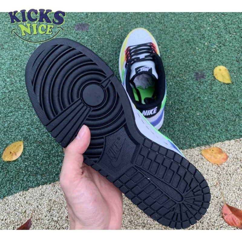 Wmns Dunk Low 'Green Strike' Size 36-47.5 Wmns Dunk Low 'Green Strike' Size 36-47.5